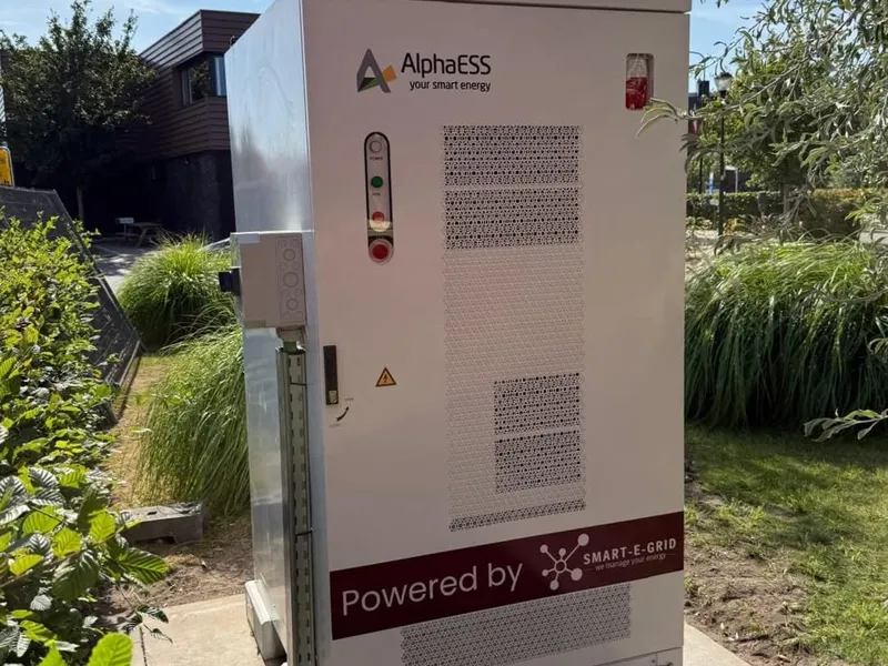 Een batterijkast van AlphaESS met Smart-E-Grid in de tuin bij R&A Sports & Swimming
